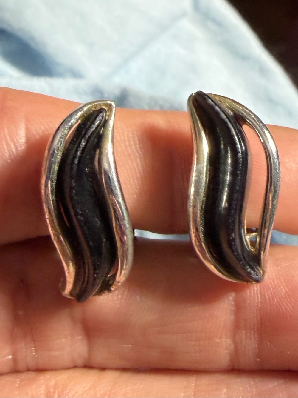 Vintage Karu Silvertone Black Clip-On Earrings